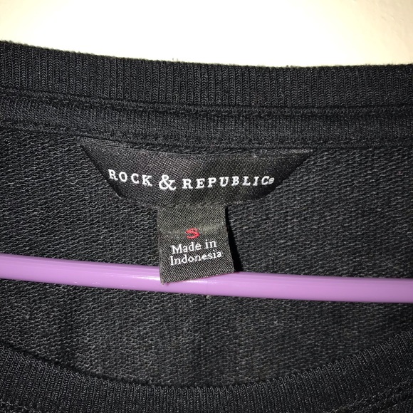 light weight beautiful cross logo sweater - Picture 5 of 7